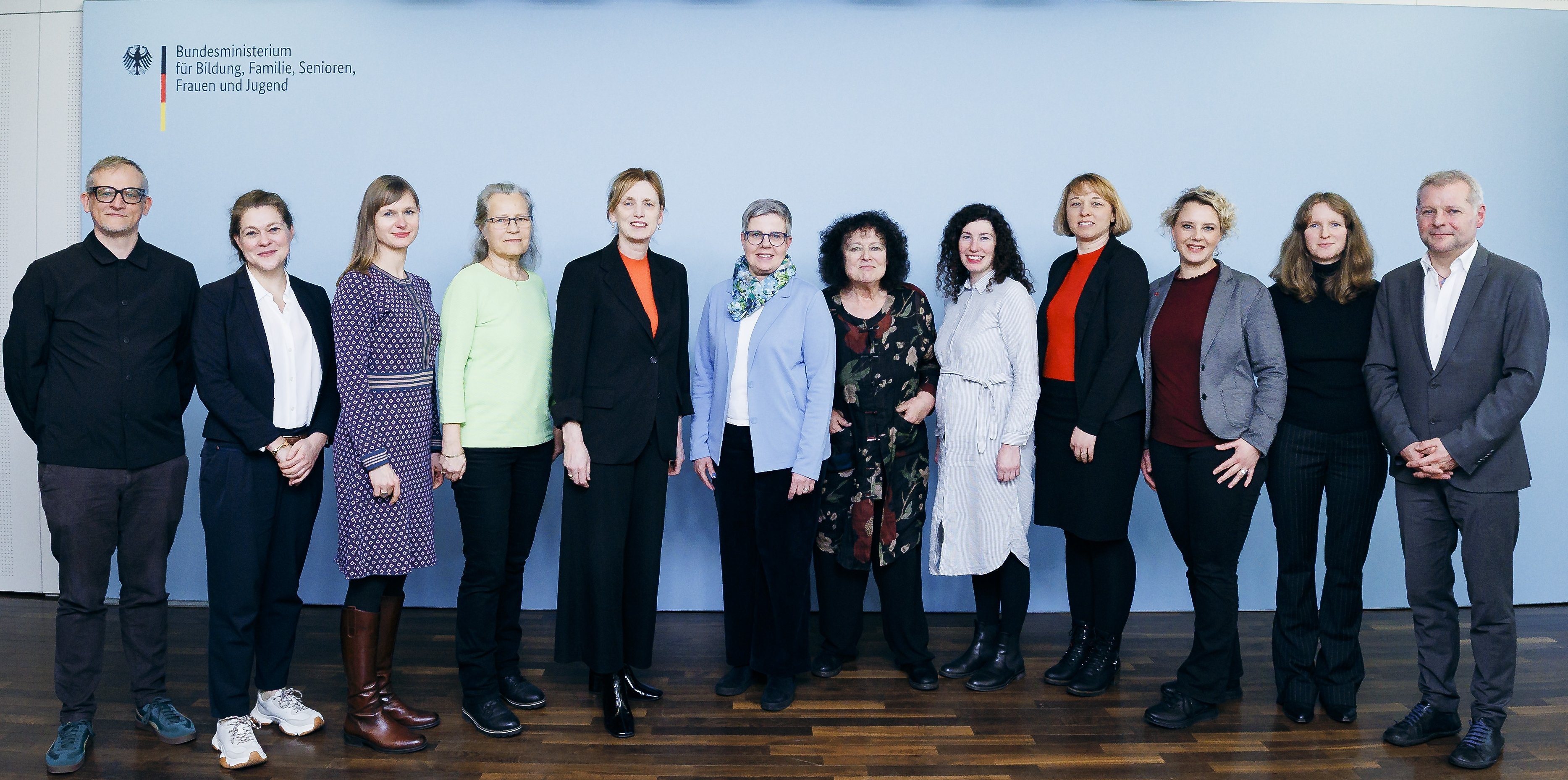 Vertreterinnen und Vertreter verschiedener Verbände mit Bundemsinisterin Karin Prien